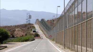 Al menos 60 inmigrantes intentan saltar la valla fronteriza en Melilla