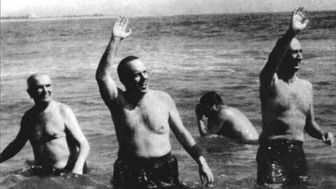 Fraga, ministro de Turismo, y el embajador de Estados Unidos en una playa cercana a Palomares