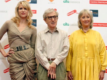 Woody Allen junto a dos de las protagonistas de su próxima película