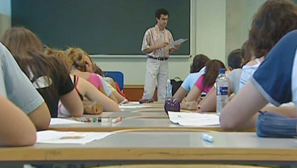 Un profesor poniendo tareas a sus alumnos