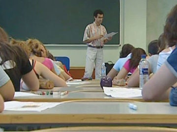 Un profesor poniendo tareas a sus alumnos