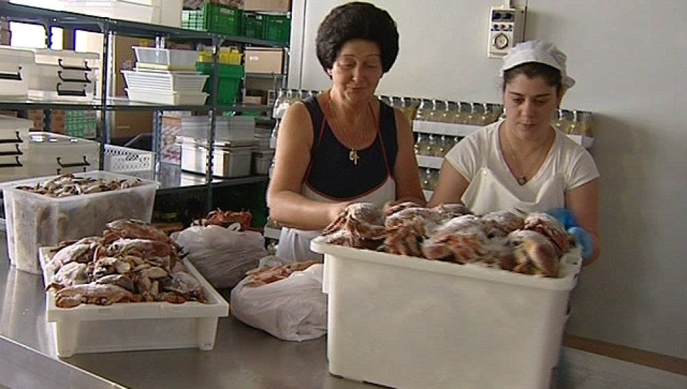 Dos mujeres colocando el marisco