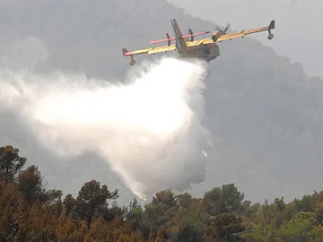 Una avioneta apaga el incendio de Benirrás Una avioneta apaga el incendio de Benirrás