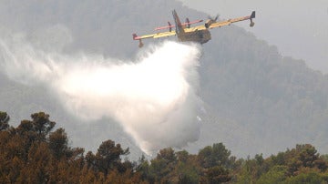 Una avioneta apaga el incendio de Benirrás