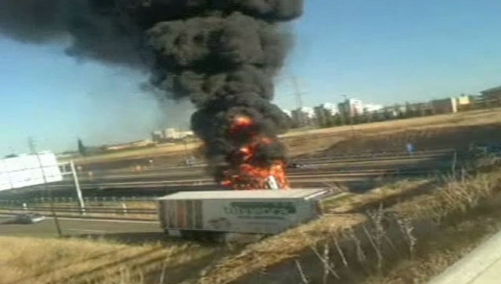 Un camión arde en la A2 de Zaragoza