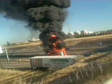 Un camión arde en la A2 de Zaragoza