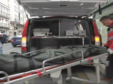 Los servicios sanitarios transportan el cuerpo de la mujer asesinada Los servicios sanitarios transportan el cuerpo de la mujer asesinada