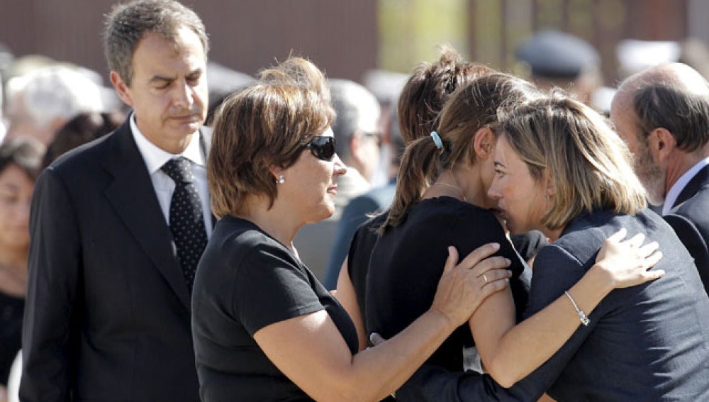 Zapatero y Chacón consuelan a los familiares