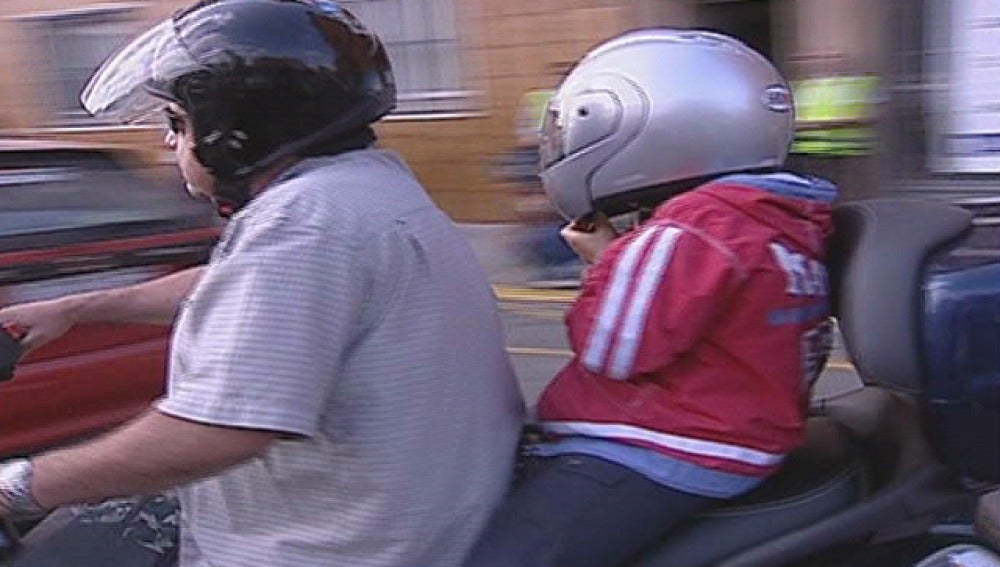 Un padre y su hijo viajan en moto