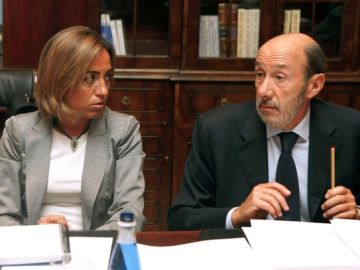 Carme Chacon y Alfredo Perez Rubalcaba conversan durante la reunión sobre Afganistán