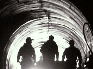 Mineros dentro de un túnel.