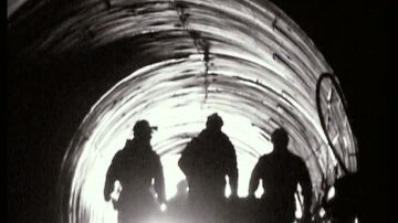 Mineros dentro de un túnel.