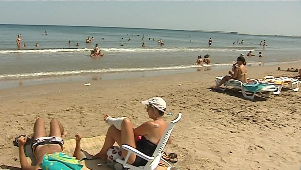 Veraneantes en la playa de Valencia