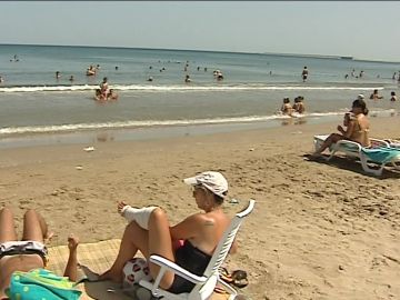 Veraneantes en la playa de Valencia