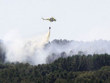 Un helicóptero extingue un incendio