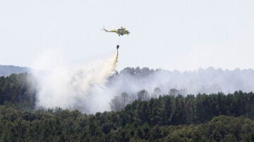 Un helicóptero extingue un incendio