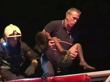 Un bombero rescata a uno de los niños heridos Un bombero rescata a uno de los niños heridos