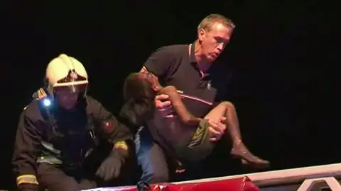 Un bombero rescata a uno de los niños heridos Un bombero rescata a uno de los niños heridos