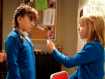 Evelyn le ofrece una piruleta a Paula Evelyn le ofrece una piruleta a Paula