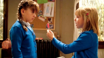 Evelyn le ofrece una piruleta a Paula