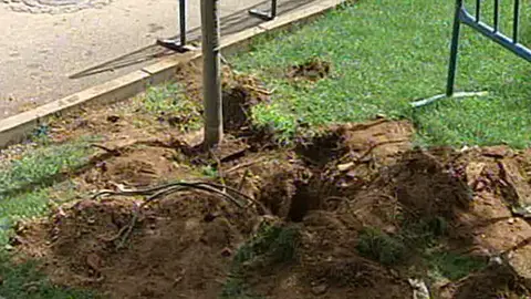 Una niña muere al electrocutarse con una farola Una niña muere al electrocutarse con una farola