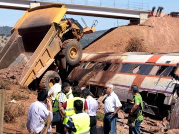 Un camión 'dumper', arrollado por un tren