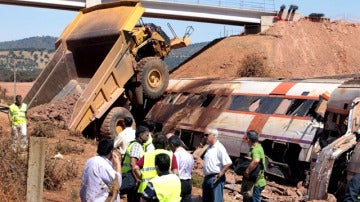 Un camión 'dumper', arrollado por un tren