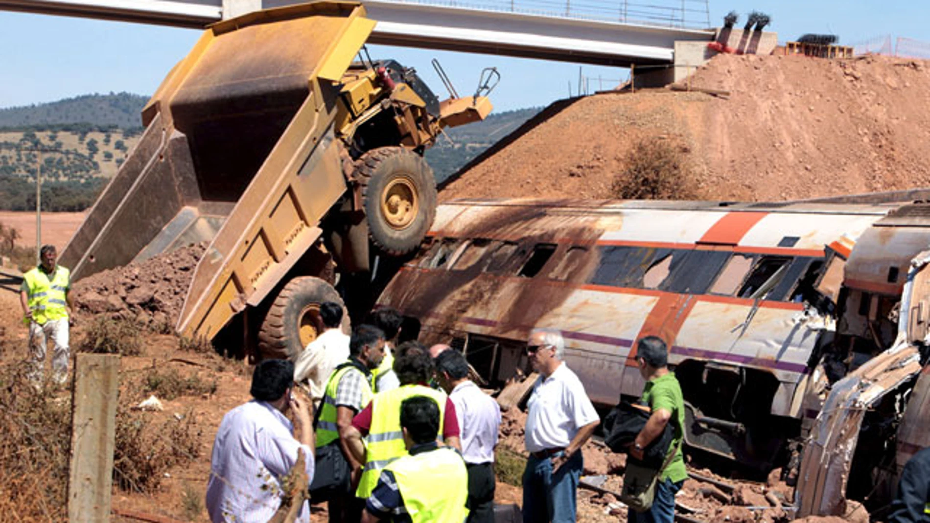 Un camión 'dumper', arrollado por un tren Un camión 'dumper', arrollado por un tren