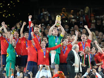 La Selección Española en el momento de levantar la Copa del Mundo en Sudáfrica