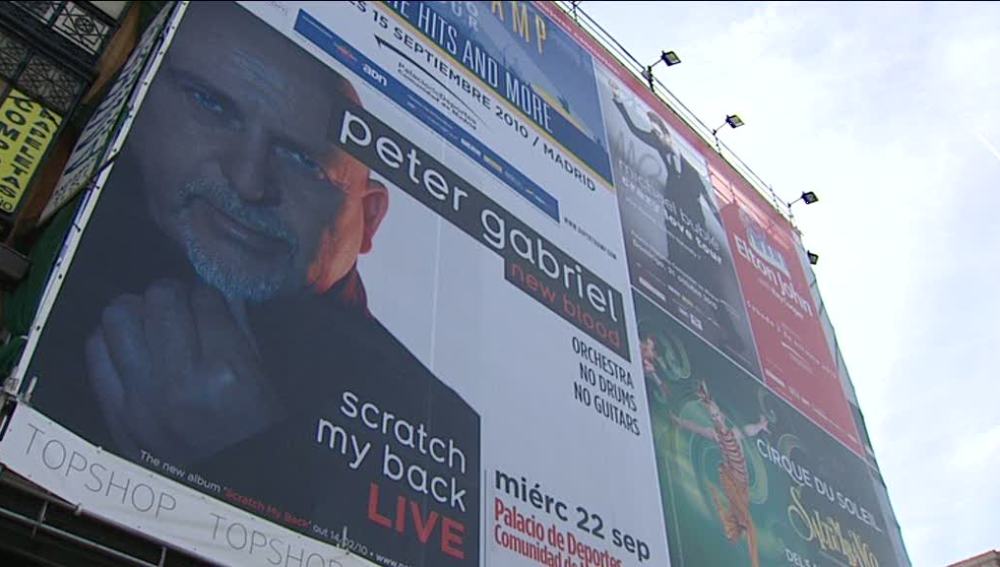 Fachada con carteles publicitarios