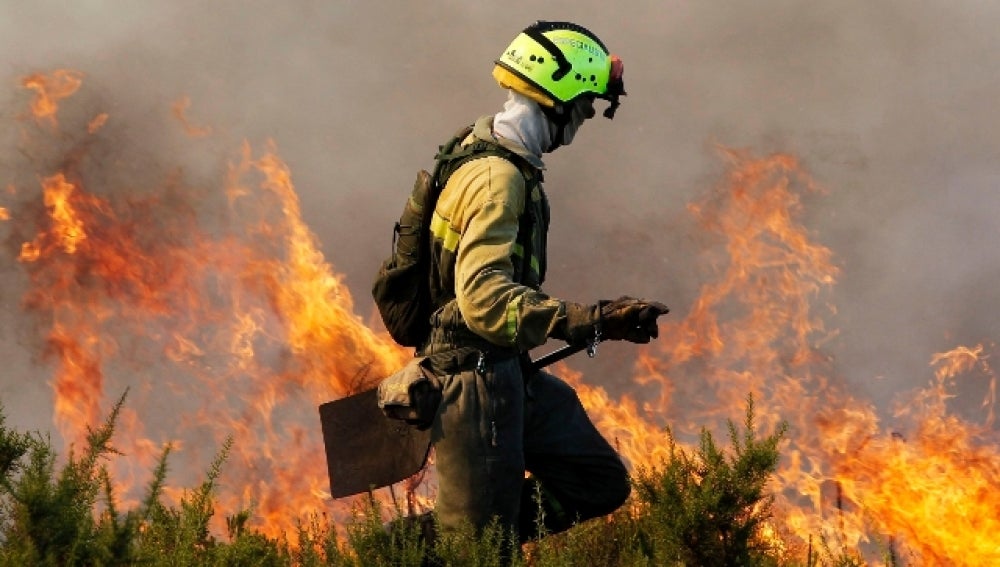 Bombero combatiendo incendio en Valencia