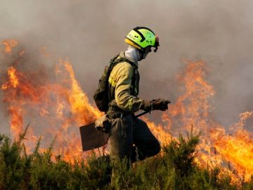 Bombero combatiendo incendio en Valencia