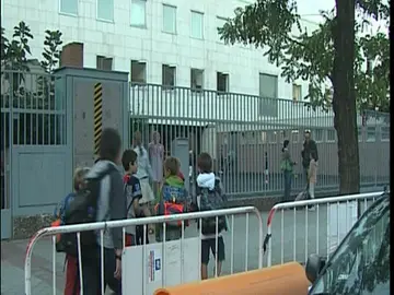 Alumnos de camino al colegio Alumnos de camino al colegio