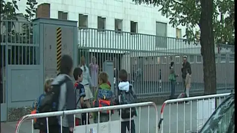 Alumnos de camino al colegio Alumnos de camino al colegio