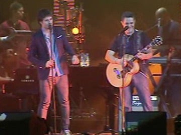 Alejandro Sanz canta con Dani Martín