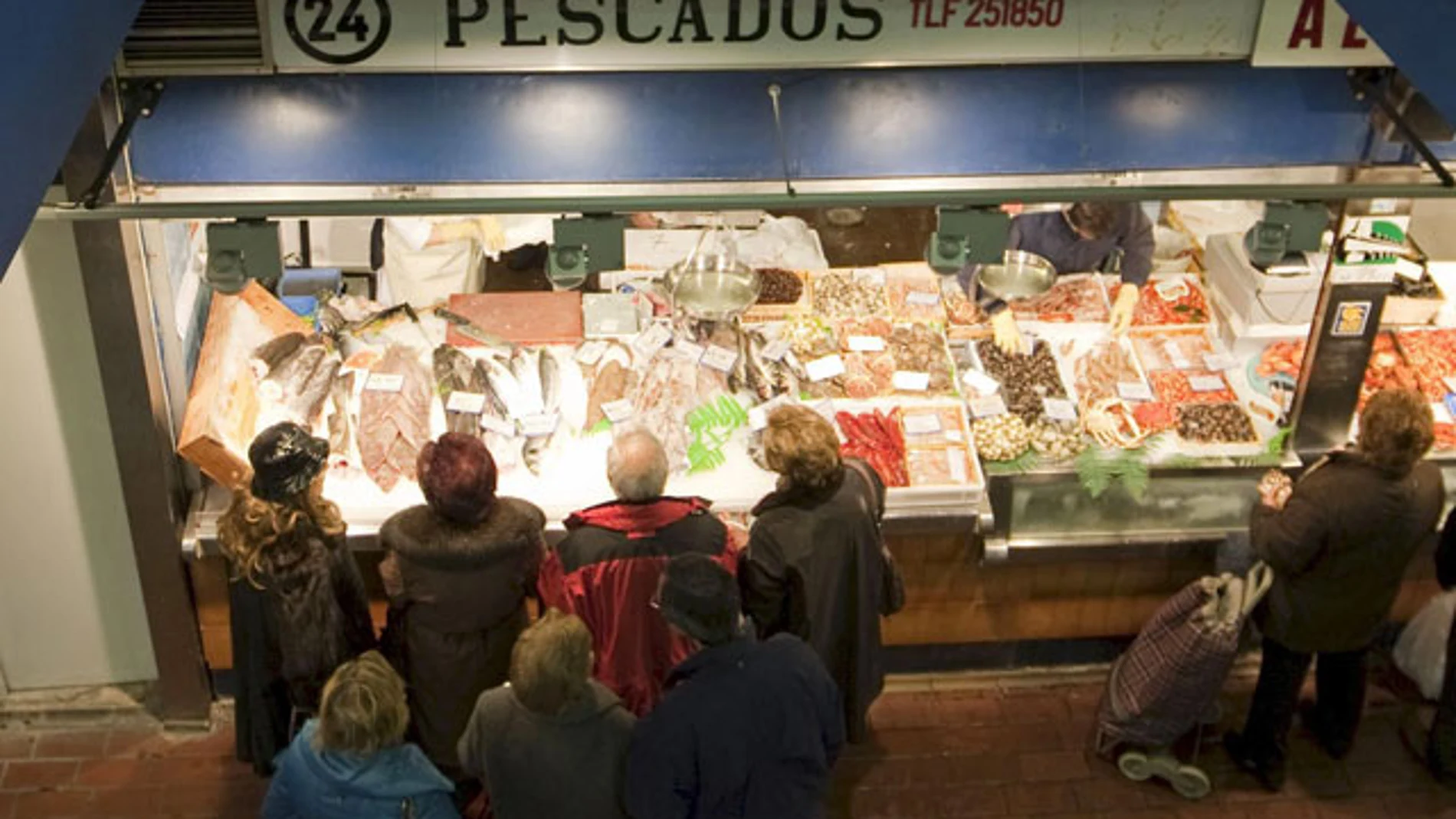 Colas ante una pescadería Colas ante una pescadería
