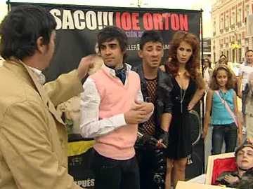 Actores de 'La compañía' interpretando en la calle Actores de 'La compañía' interpretando en la calle