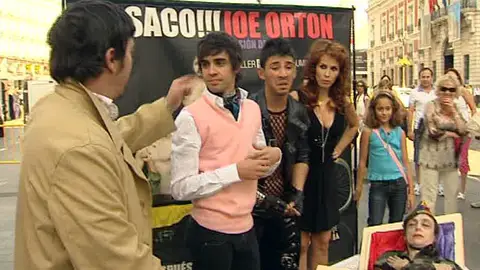 Actores de 'La compañía' interpretando en la calle Actores de 'La compañía' interpretando en la calle