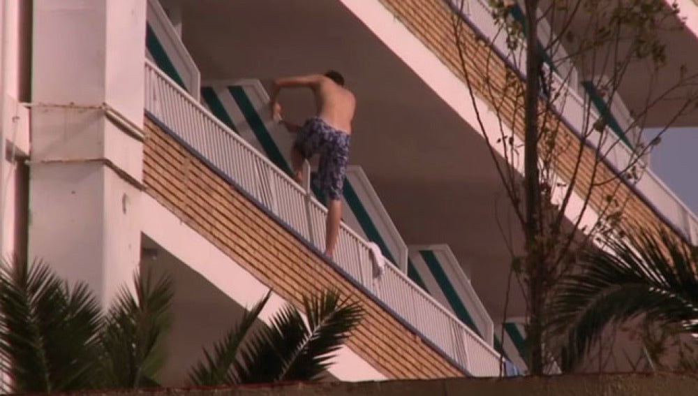 Un joven realizando una peligrosa maniobra