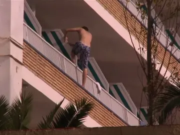 Un joven realizando una peligrosa maniobra Un joven realizando una peligrosa maniobra