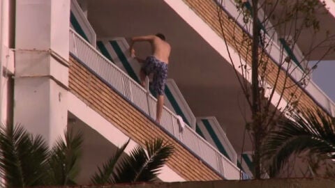 Un joven realizando una peligrosa maniobra