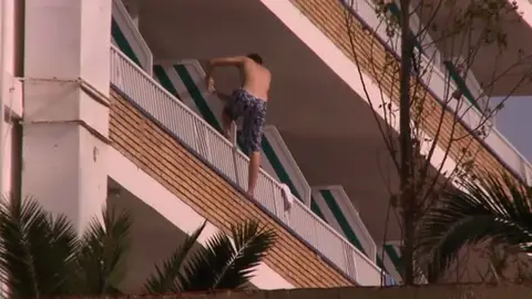 Un joven realizando una peligrosa maniobra Un joven realizando una peligrosa maniobra