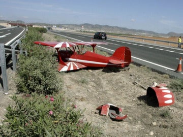 Imagen de la avioneta en la mediana de la autovía