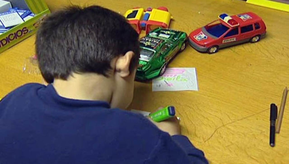 Un niño pintando en un pupitre