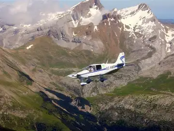 Una avioneta sobrevolando los Pirineos Una avioneta sobrevolando los Pirineos