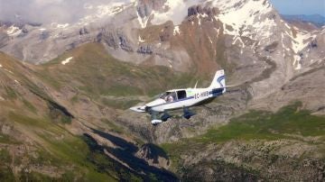 Una avioneta sobrevolando los Pirineos
