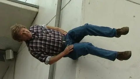 Un artista alemán desafía a la gravedad Un artista alemán desafía a la gravedad