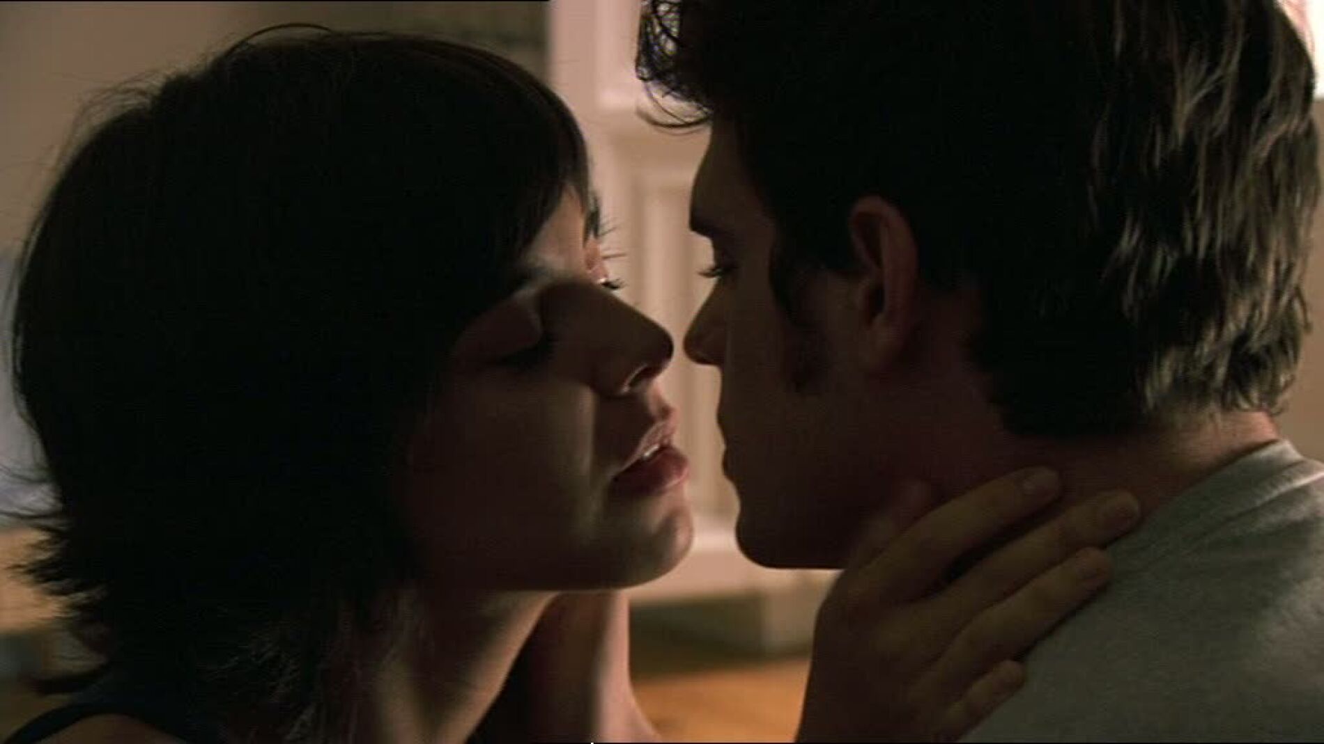 Julio y Cova se besan