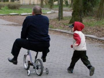 Un anciano jugando con su nieto