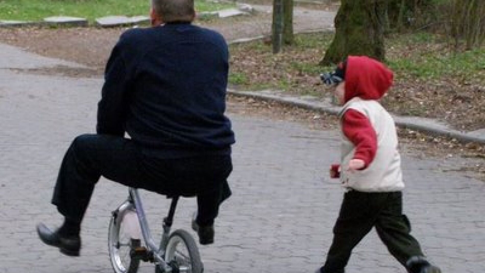 Un anciano jugando con su nieto
